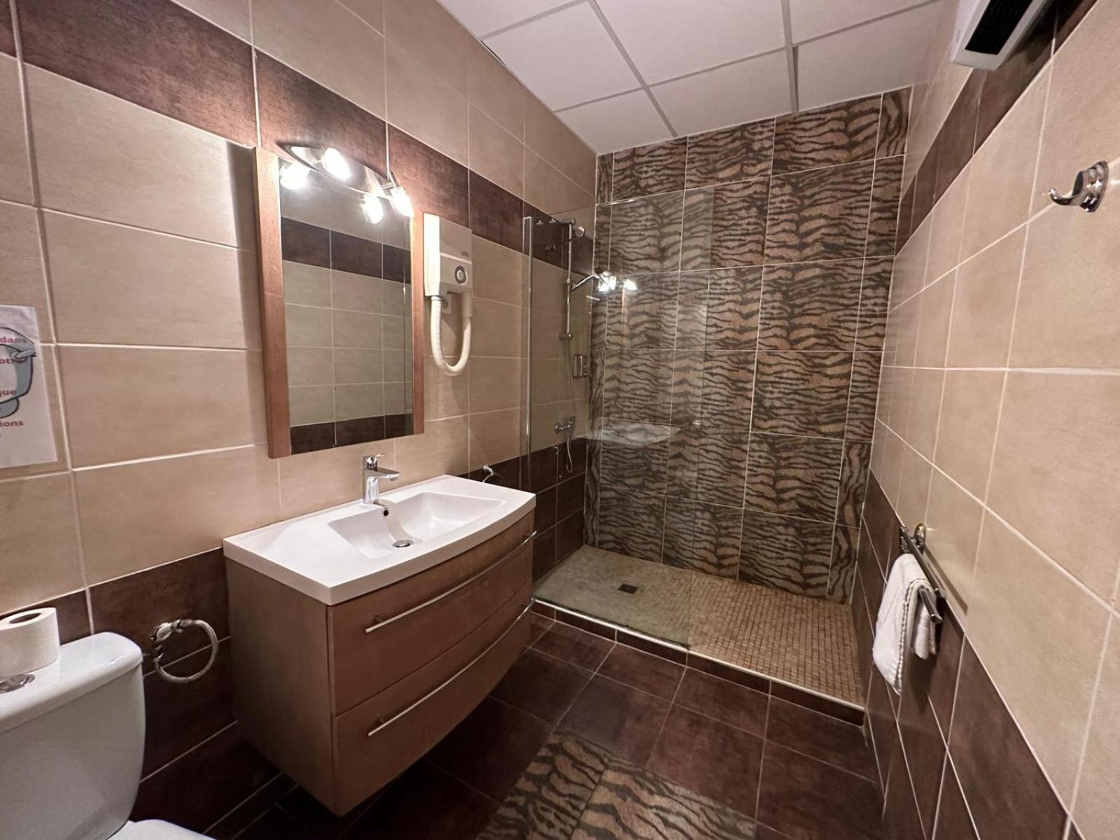 L'Hotel Du Bastier Ginasservis 外观 照片